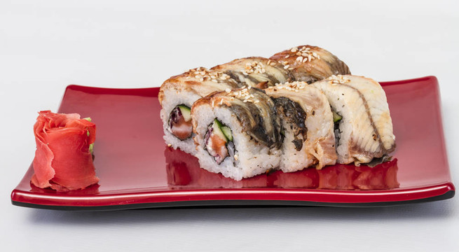 日本傳統(tǒng)美食- Maki Roll黃瓜，奶油奶酪和生鮭魚和鰻魚