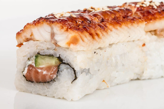 日本傳統(tǒng)美食- Maki Roll黃瓜，奶油奶酪和生鮭魚和鰻魚