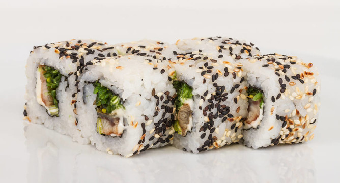 日本的傳統(tǒng)美食-- Maki Roll紫菜；奶油奶酪和鰻魚。白色背景隔離