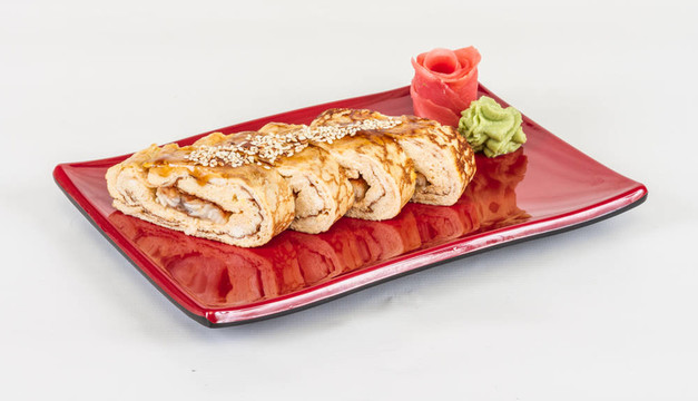 蛋卷壽司-真希用煙熏鰻魚里面滾。淋上日式醬油（日式蛋卷）