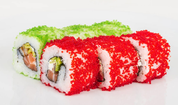 魚(yú)子辣真希壽司，熱輥與各種不同類(lèi)型的Tobiko（飛魚(yú)卵）和鮭魚(yú)在外面