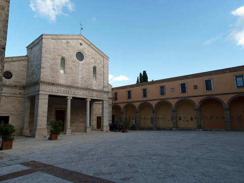丘西-羅馬式大教堂（Duomo）三secondiano；在原有大殿建在公元560和第十三世紀(jì)的裝修。