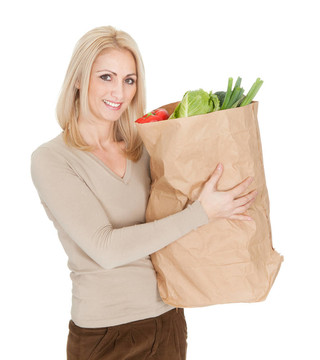 漂亮的女人與食品袋