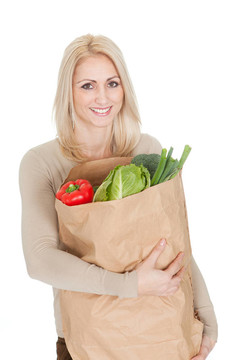 漂亮的女人與食品袋
