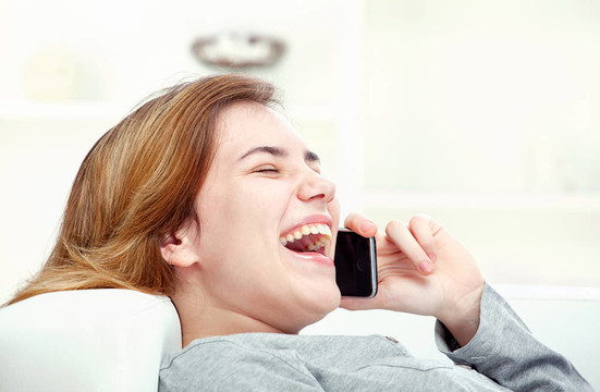 女人有快樂的電話交談