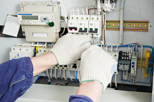 電工用扳手?jǐn)Q緊螺絲