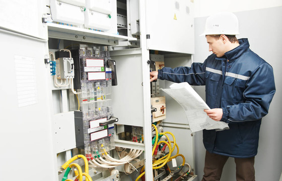 電工檢查電纜電源線