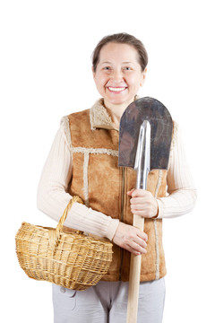 帶鏟子和籃子的成熟女人