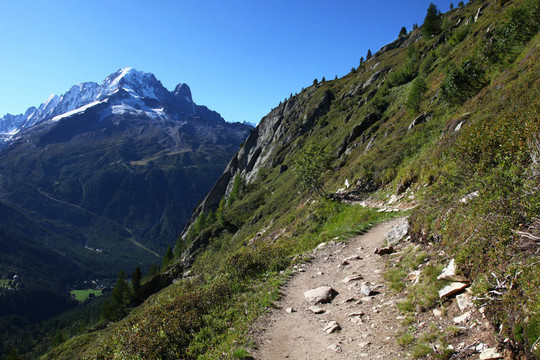 在藥物和Aiguille Verte觀白湖的路徑。
