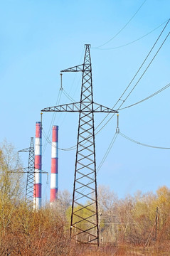電廠和藍(lán)天的電力線路鐵塔