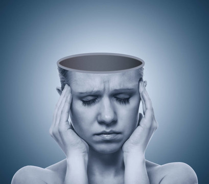 頭痛的概念。用疼痛打開女人的頭顱