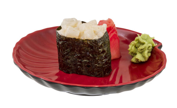 香料與壽司hotate醬扇貝孤立在WHI片