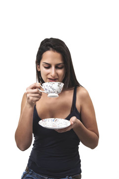 可愛(ài)的年輕女子手里拿著一杯咖啡在這分離