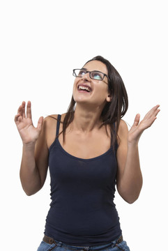 愉快地驚訝漂亮的戴眼鏡的女孩