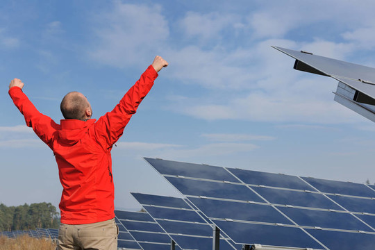工作場所的太陽能電池板工程師