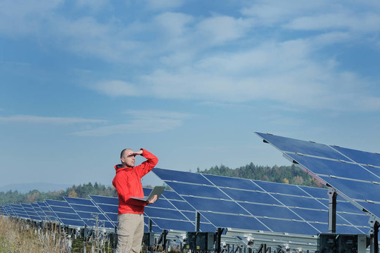 太陽(yáng)能電池板廠用筆記本電腦工程師