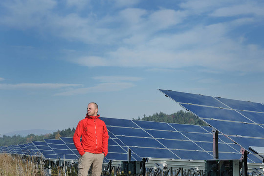 工作場所的太陽能電池板工程師