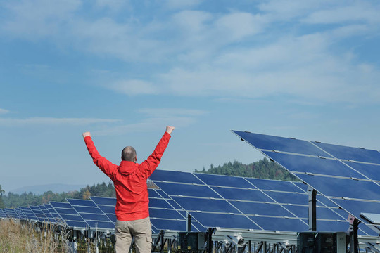工作場所的太陽能電池板工程師