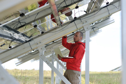太陽(yáng)能電池板廠用筆記本電腦工程師