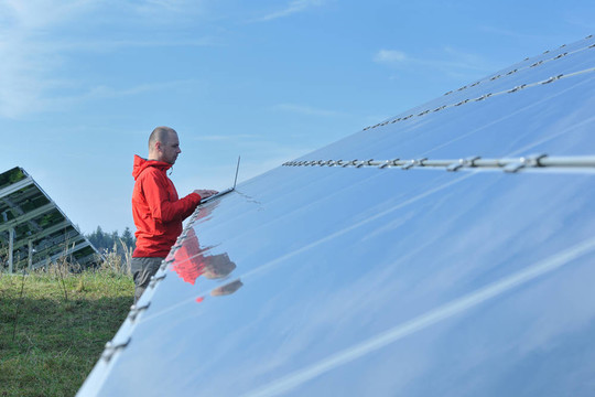 太陽(yáng)能電池板廠用筆記本電腦工程師