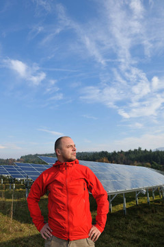 工作場所的太陽能電池板工程師
