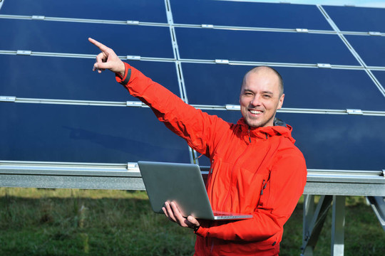 太陽(yáng)能電池板廠用筆記本電腦工程師