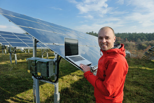 太陽(yáng)能電池板廠用筆記本電腦工程師