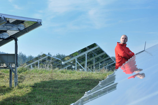 太陽(yáng)能電池板廠用筆記本電腦工程師