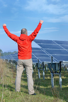 工作場所的太陽能電池板工程師