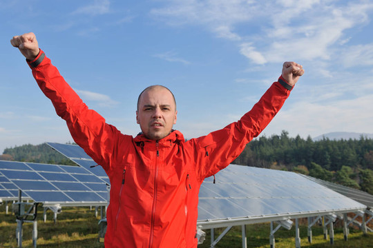 工作場所的太陽能電池板工程師