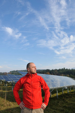 工作場所的太陽能電池板工程師