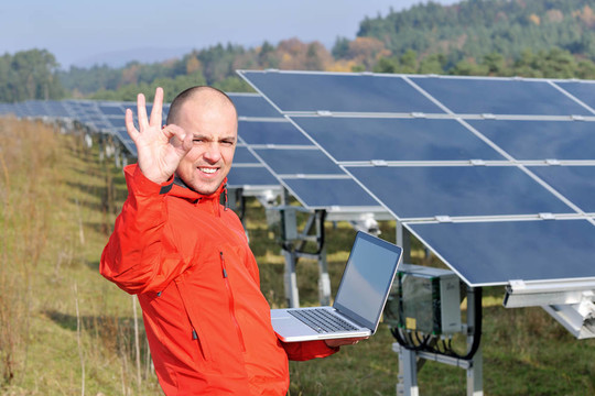 太陽能電池板廠用筆記本電腦工程師