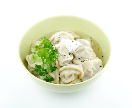 酸奶和蔬菜肉類Pelmeni孤立在白色背景