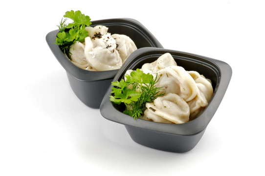 奶油和綠色黑碗孤立在白色背景肉豬肉水餃