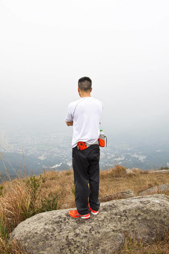 亞洲登山男子