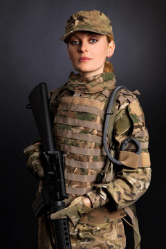 美麗的陸軍女孩與步槍
