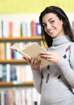 微笑的女學(xué)生與書店中的書-模型