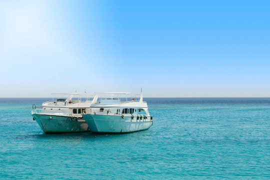 海上中的旅游船