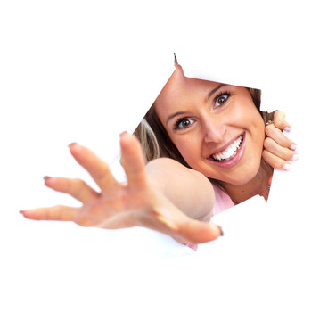 女人透過洞看。