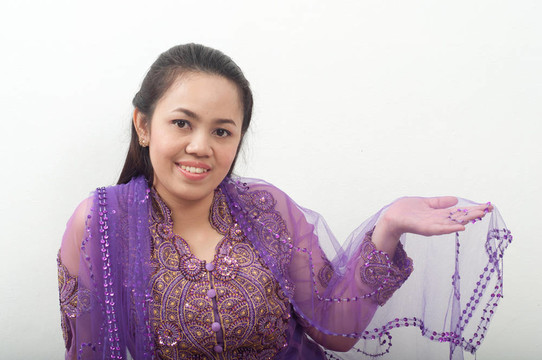 亞洲的泰國女紫色穆斯林服飾- banduang