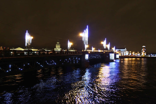 晚上在圣彼得堡宫桥