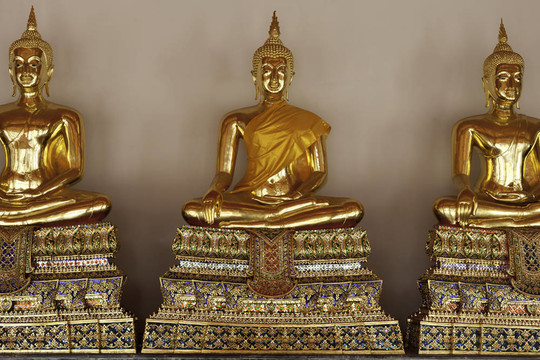 金色的佛像在寺在泰國。