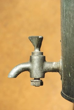 老合金水龍頭