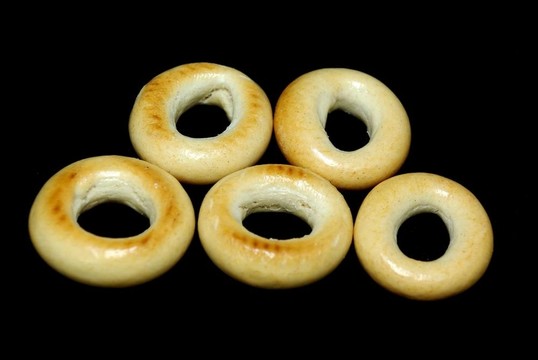 奧運(yùn)五環(huán)由五個(gè)面包圈