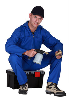 用噴燈工人