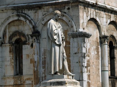 盧卡在圣米歇爾廣場的Francesco Burlamacchi雕像；
