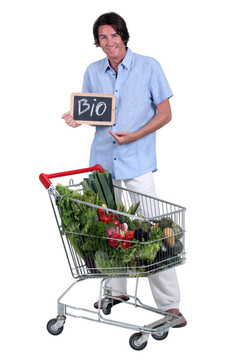 有有機(jī)產(chǎn)品購(gòu)物車的人
