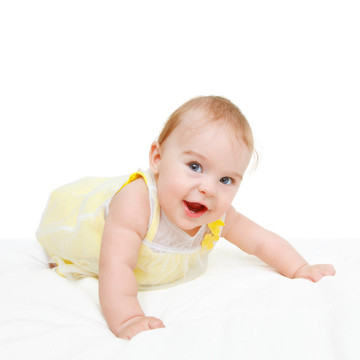 白色背景爬行嬰兒