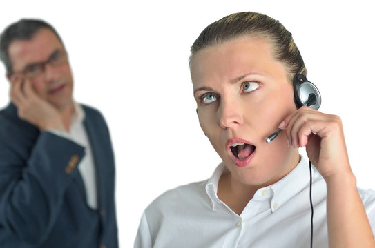 美麗的女商人與耳機和一個businessm