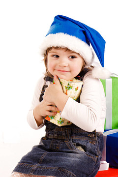 小女孩在Santa的帽子與禮品盒